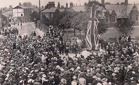 Unveiling the memorial in 1921